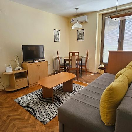 Lovely Square Apartment Purple Velvet Skopje Exterior foto