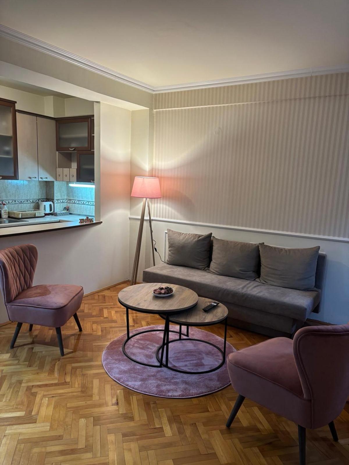 Lovely Square Apartment Purple Velvet Skopje Exterior foto