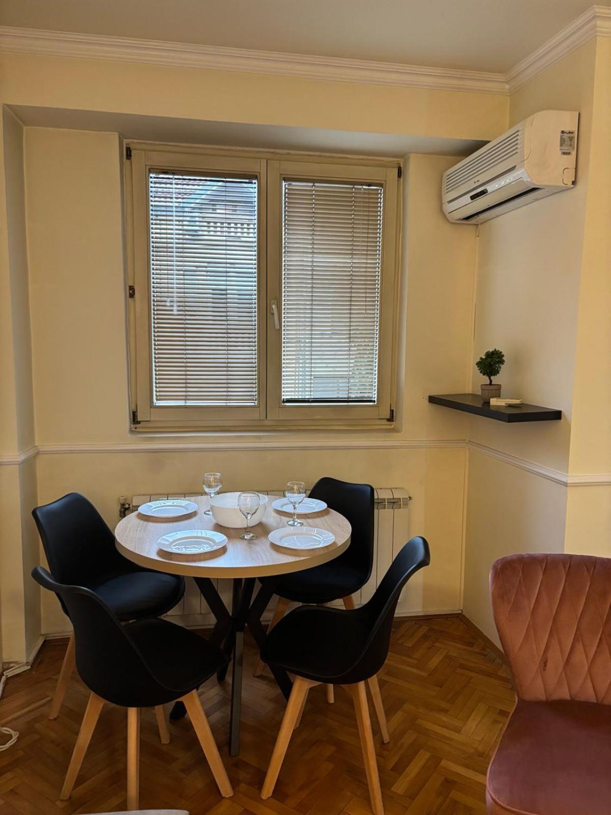 Lovely Square Apartment Purple Velvet Skopje Exterior foto